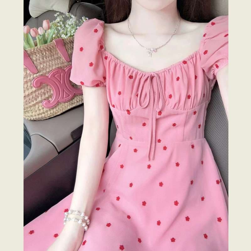 ピンクコーデ 小花柄フレアワンピース
