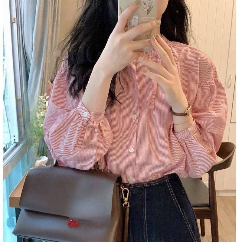 ピンクコーデ ふんわり袖 ストライプ フェミニン 女性 レディース ゆったり リラックス デニムコーデ ピンクシャツ ピンクコーデ