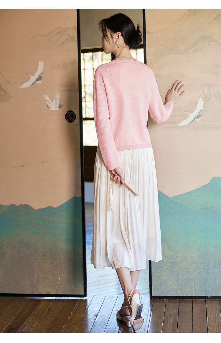 ピンクコーデ うっとり柔らか素材の薄手カーディガン