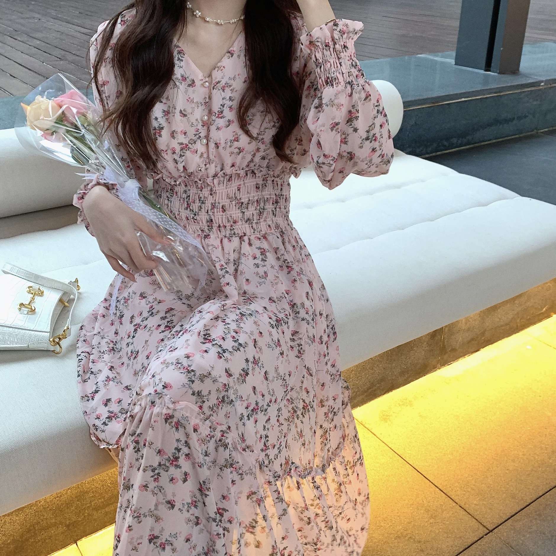 ピンクコーデ 花柄シフォンロングピンクワンピース
