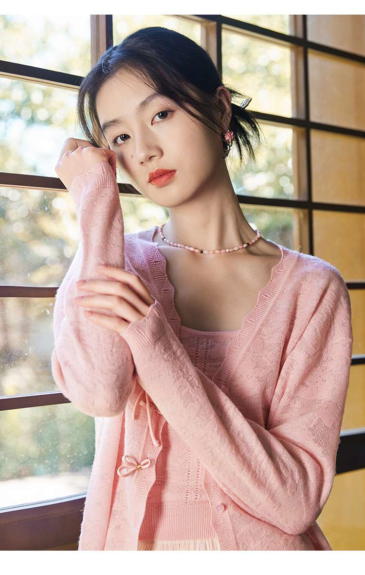 ピンクコーデ うっとり柔らか素材の薄手カーディガン