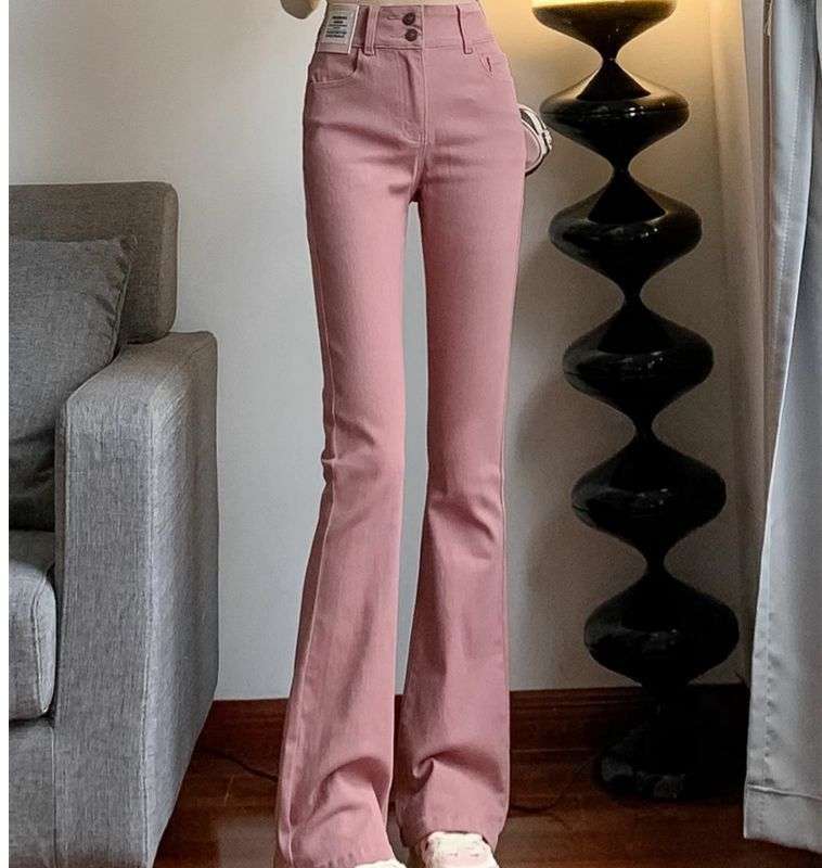 ピンクコーデ ハイウエストフレア ピンクパンツ 脚長効果 カジュアル きれいめ レッドピンク 上品 着回し力◎