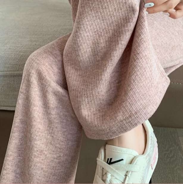 ピンクコーデ ゆったりワイドレッグニットパンツ