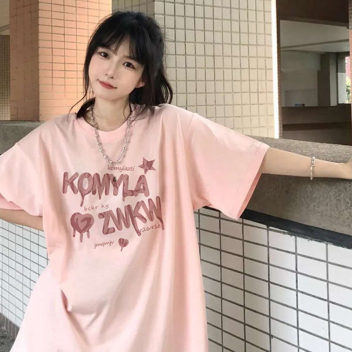 ピンクコーデ ゆるふわグラフィティロゴ オーバーサイズTシャツ