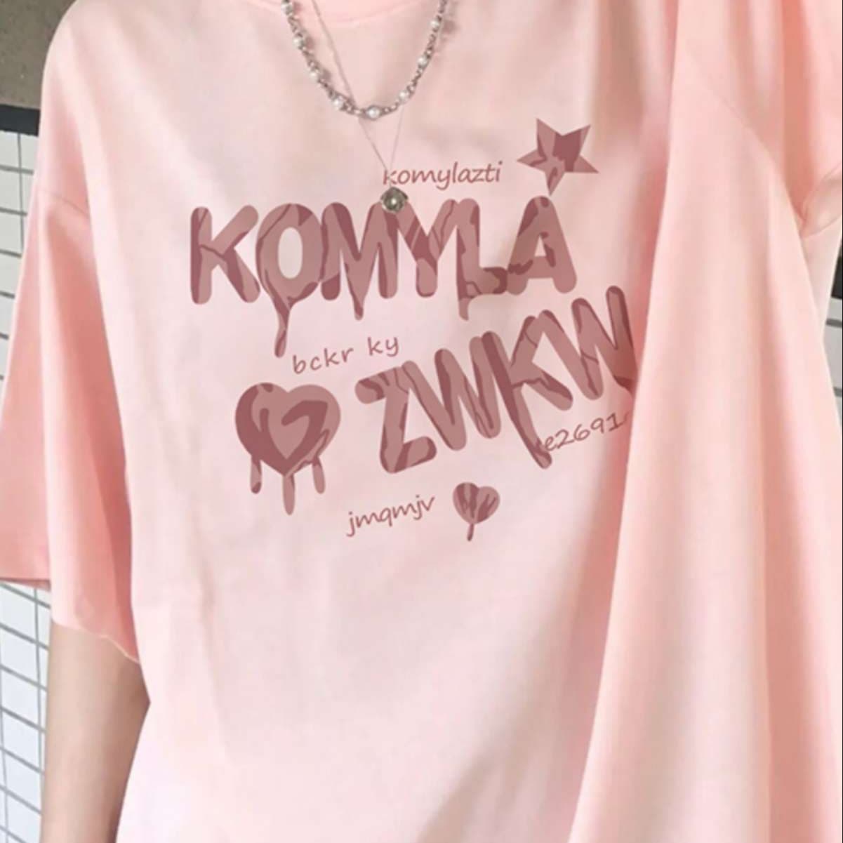 ピンクコーデ ゆるふわグラフィティロゴ オーバーサイズTシャツ