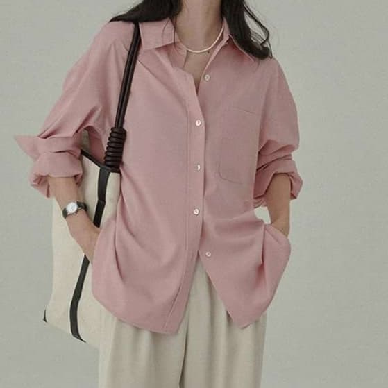 ピンクコーデ ゆったりシルエットの長袖ピンクシャツ