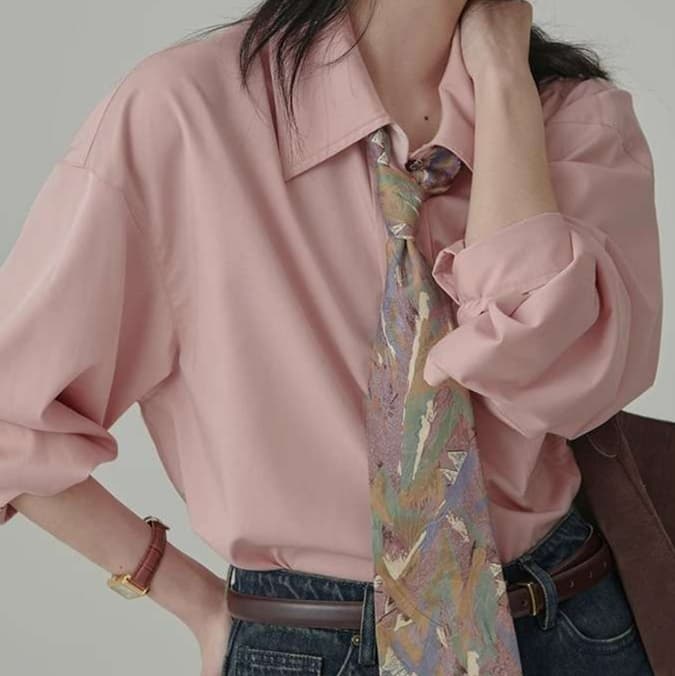 ピンクコーデ ゆったりシルエットの長袖ピンクシャツ