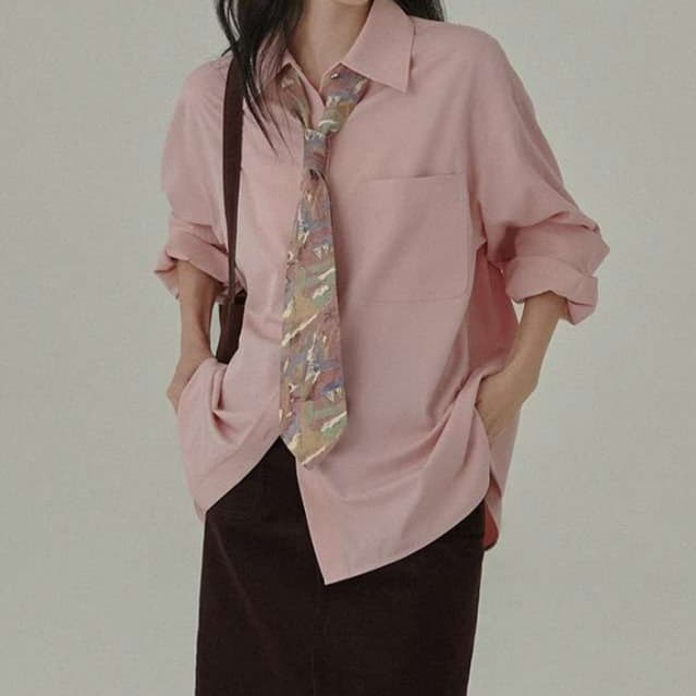 ピンクコーデ ゆったりシルエットの長袖ピンクシャツ