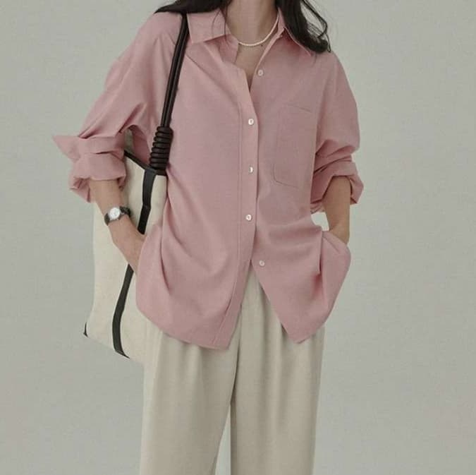 ピンクコーデ ゆったりシルエットの長袖ピンクシャツ
