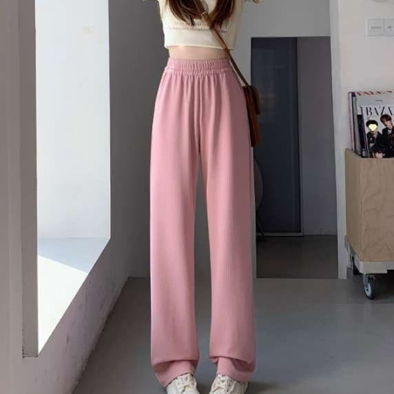 ピンクコーデ リラックス 裾広 ウエストゴム ゆったり やわらか ストレート カジュアル 着回し ピンクパンツ ピンクコーデ