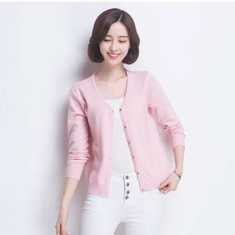 ピンクコーデ シンプル ベーシック 上品 Vネック ピンクカーディガン