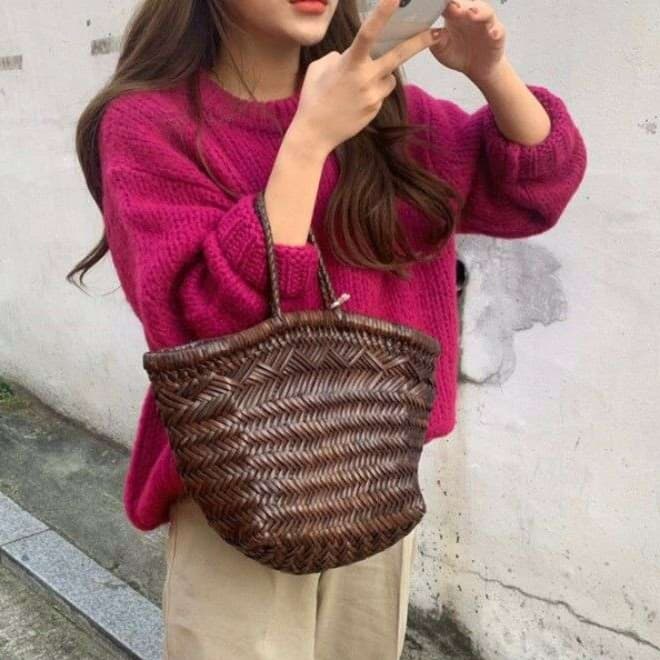 ピンクコーデ ふんわり モヘア風 バルーンニット 柔らか ゆったり リラックス リブ編み ピンクニット 秋冬コーデ