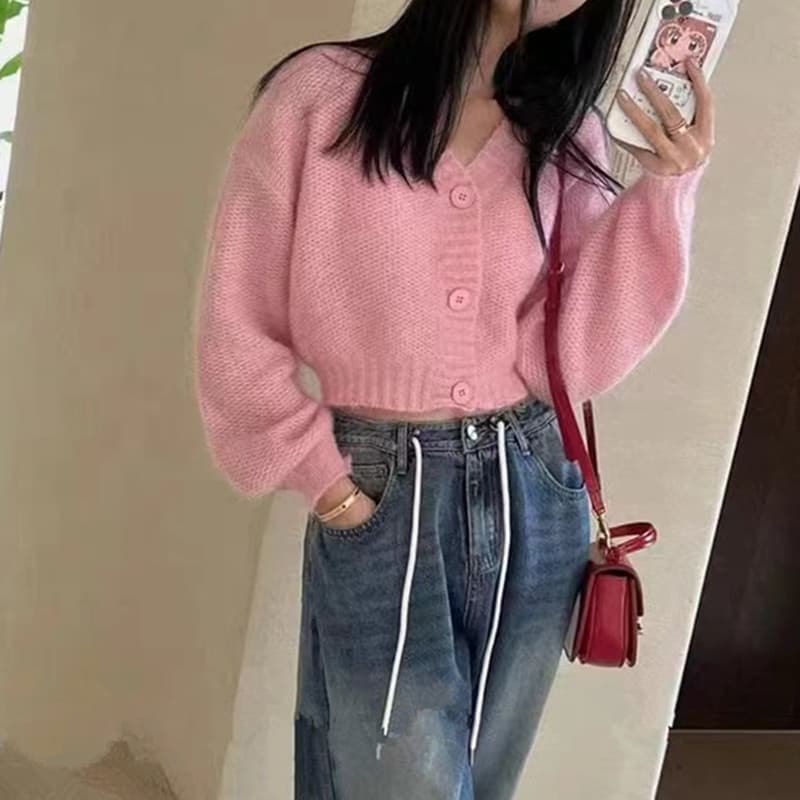ピンクコーデ ふわもこ素材のクロップド丈カーディガン