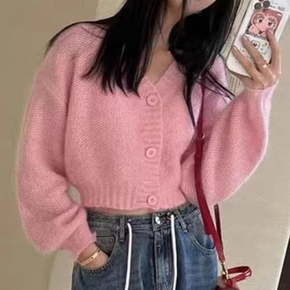ピンクコーデ ふわもこ素材のクロップド丈カーディガン