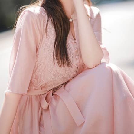 ピンクコーデ エレガントな刺繍入りロングワンピース