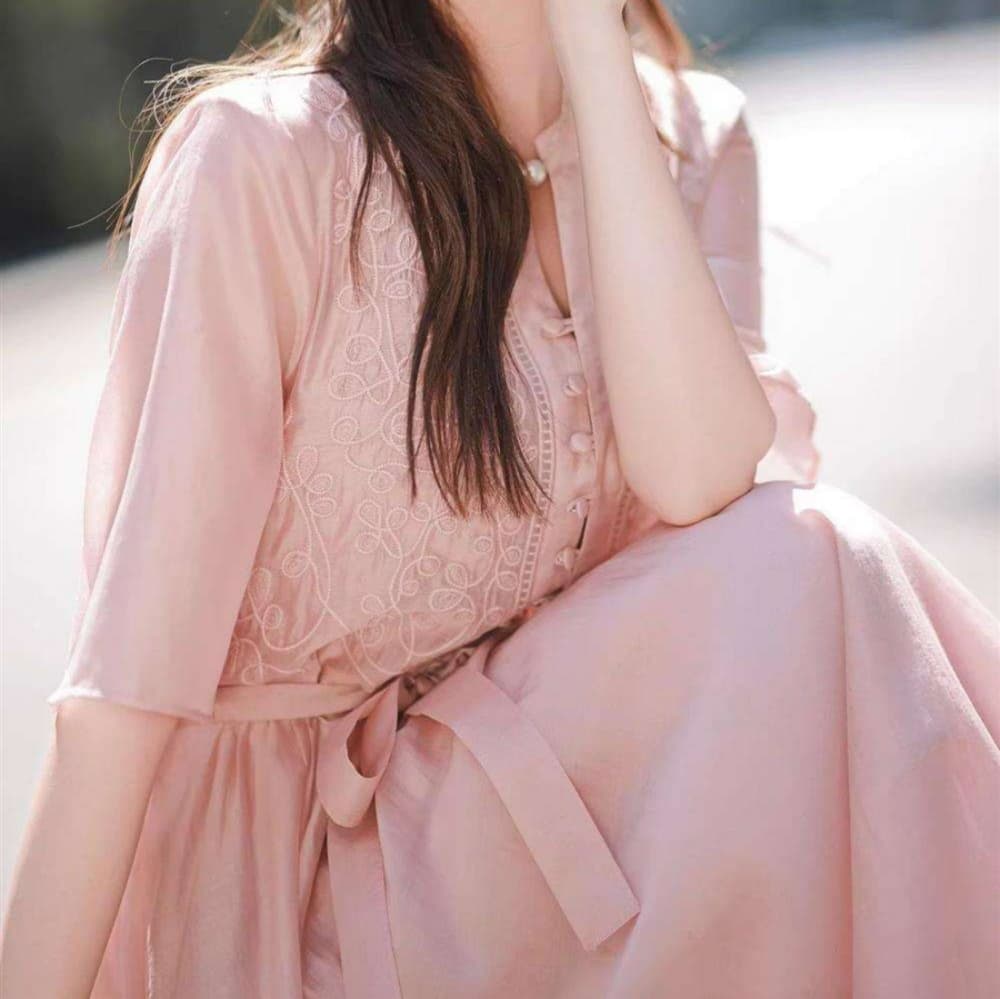 ピンクコーデ エレガントな刺繍入りロングワンピース