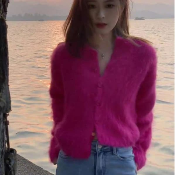 ピンクコーデ ふわもこ素材のボタンカーディガン