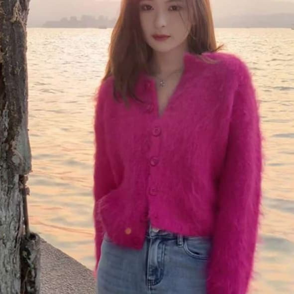 ピンクコーデ ふわもこ素材のボタンカーディガン