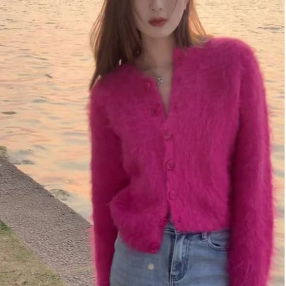 ピンクコーデ ふわもこ素材のボタンカーディガン