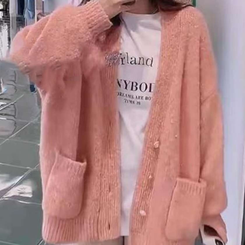 ピンクコーデ ふわもこ素材のオーバーサイズが可愛いピンクカーディガン
