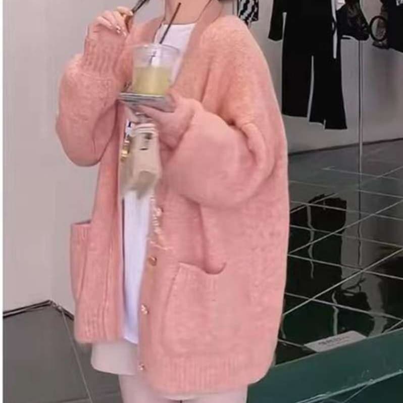 ピンクコーデ ふわもこ素材のオーバーサイズが可愛いピンクカーディガン
