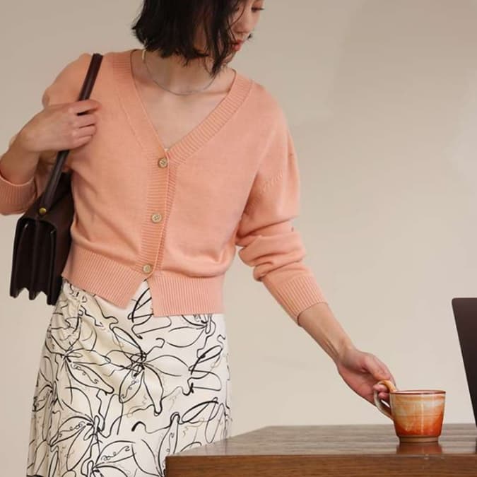 ピンクコーデ やわらかシルエット 春色クロップドピンクカーディガン