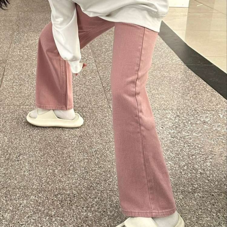 ピンクコーデ ゆったりストレートデニムパンツ