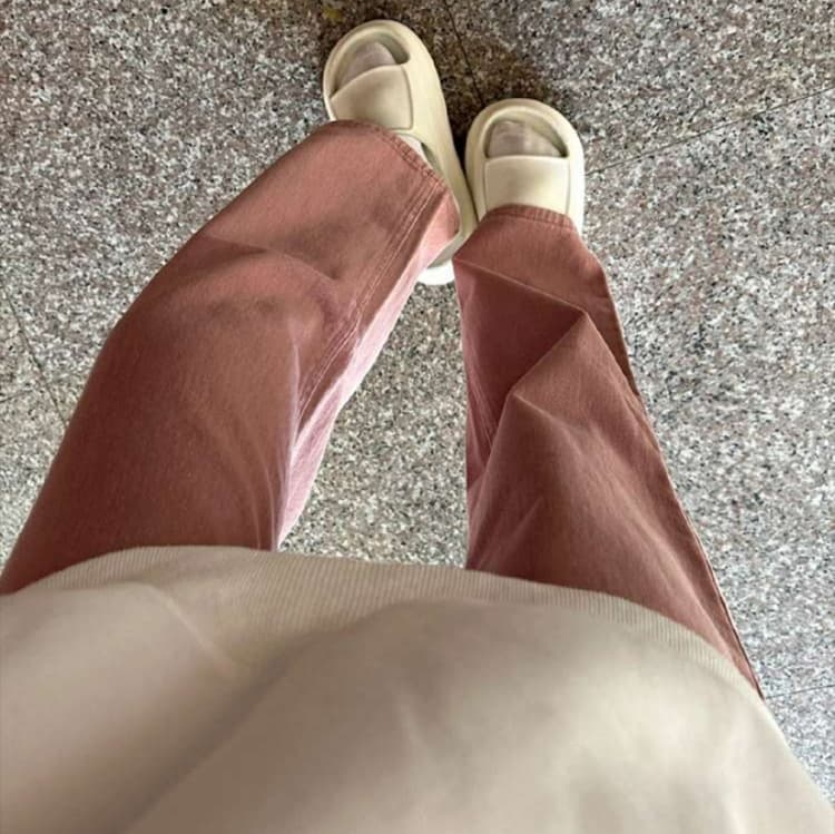 ピンクコーデ ゆったりストレートデニムパンツ