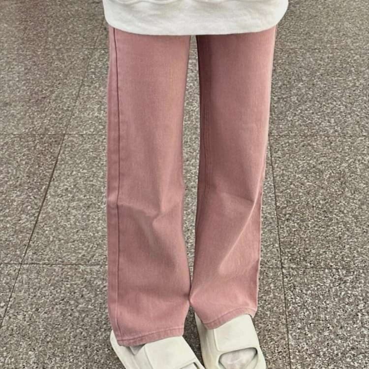 ピンクコーデ ゆったりストレートデニムパンツ