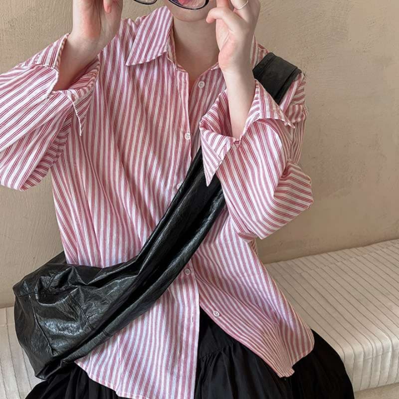 ピンクコーデ 爽やか スタイリッシュ ストライプ ピンクシャツ ピンクコーデ