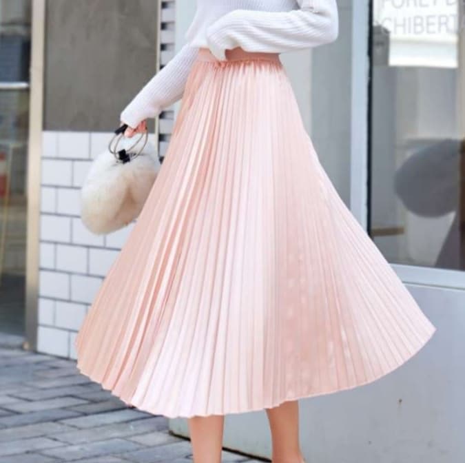 ピンクコーデ 上品プリーツのロングピンクスカート ミモレ丈