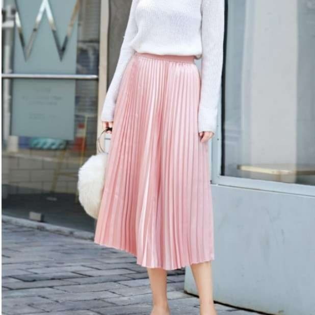 ピンクコーデ 上品プリーツのロングピンクスカート ミモレ丈