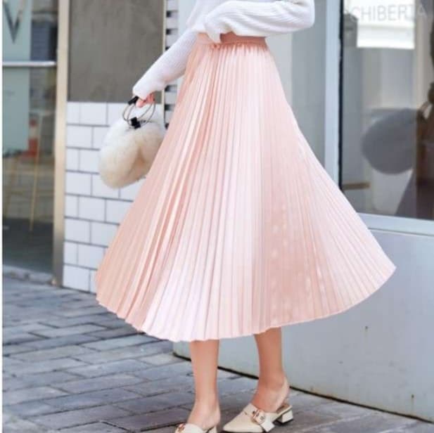 ピンクコーデ 上品プリーツのロングピンクスカート ミモレ丈