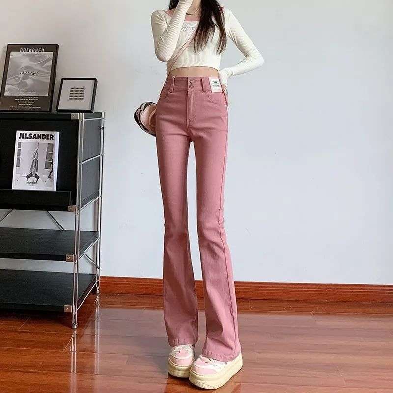 ピンクコーデ ハイウエストフレア ピンクパンツ 脚長効果 カジュアル きれいめ レッドピンク 上品 着回し力◎