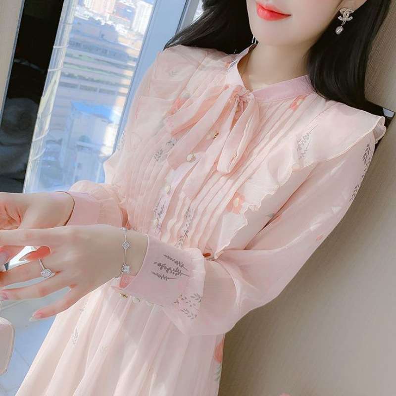 ピンクコーデ 花柄シフォンのピンクワンピース フリル付き