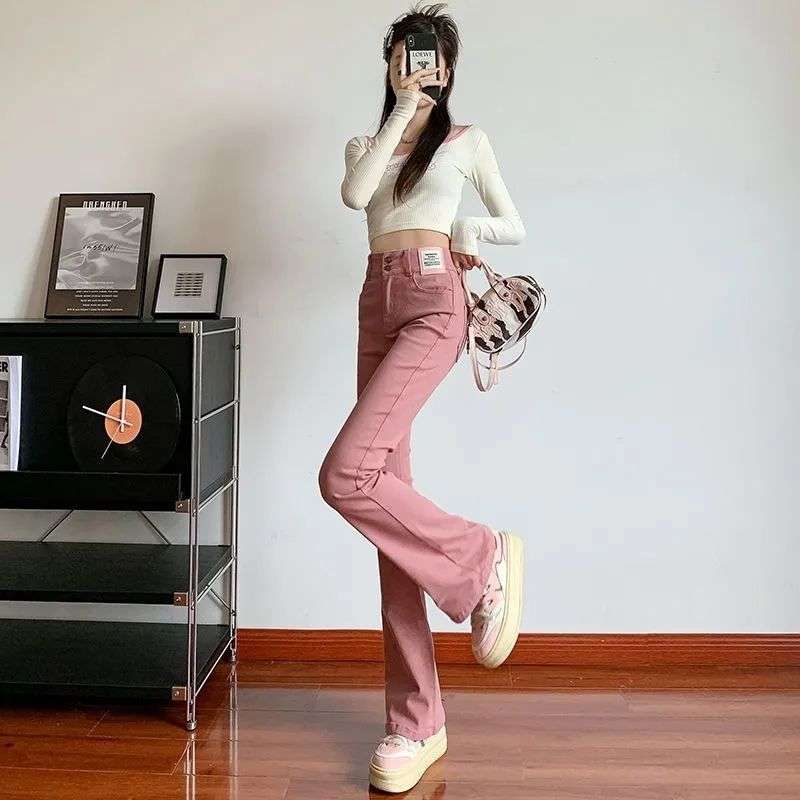 ピンクコーデ ハイウエストフレア ピンクパンツ 脚長効果 カジュアル きれいめ レッドピンク 上品 着回し力◎