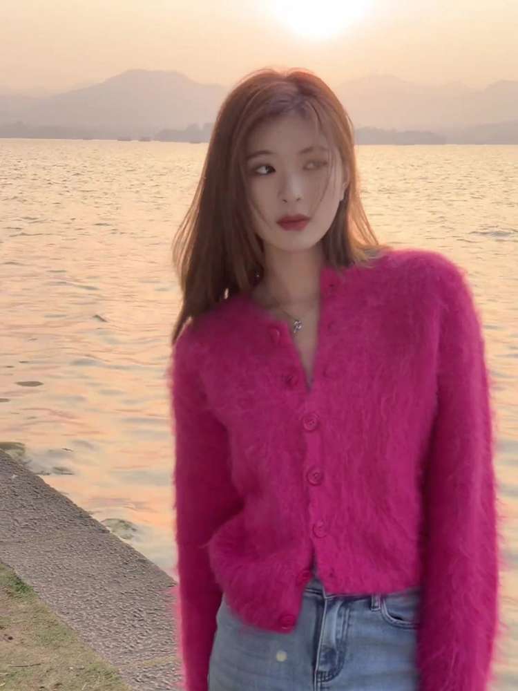 ピンクコーデ ふわもこ素材のボタンカーディガン