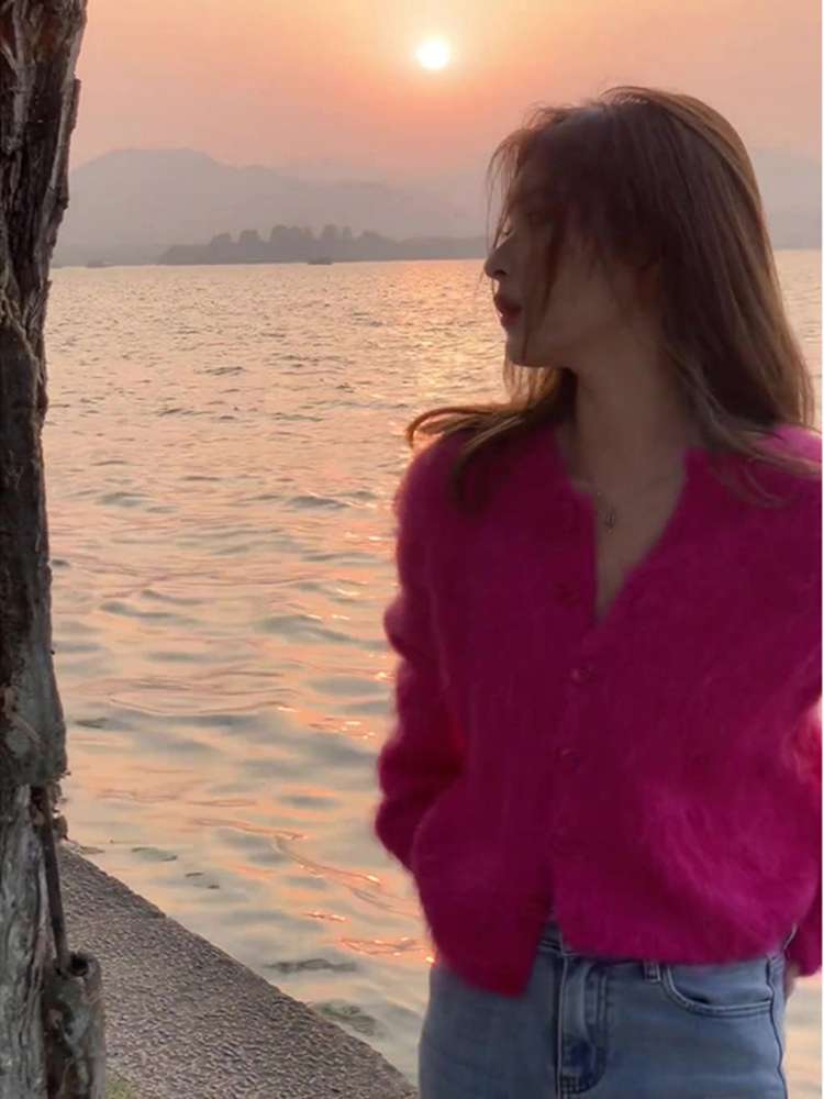 ピンクコーデ ふわもこ素材のボタンカーディガン