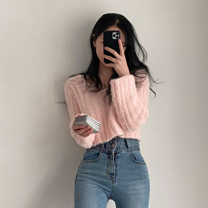 ピンクコーデ ふわもこショート丈ピンクニットトップス