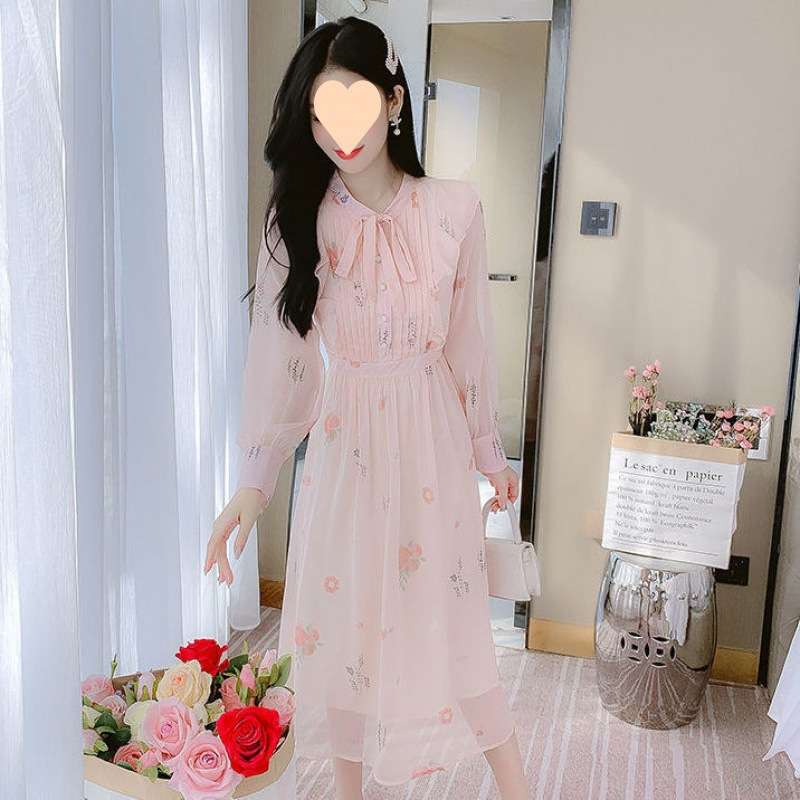ピンクコーデ 花柄シフォンのピンクワンピース フリル付き