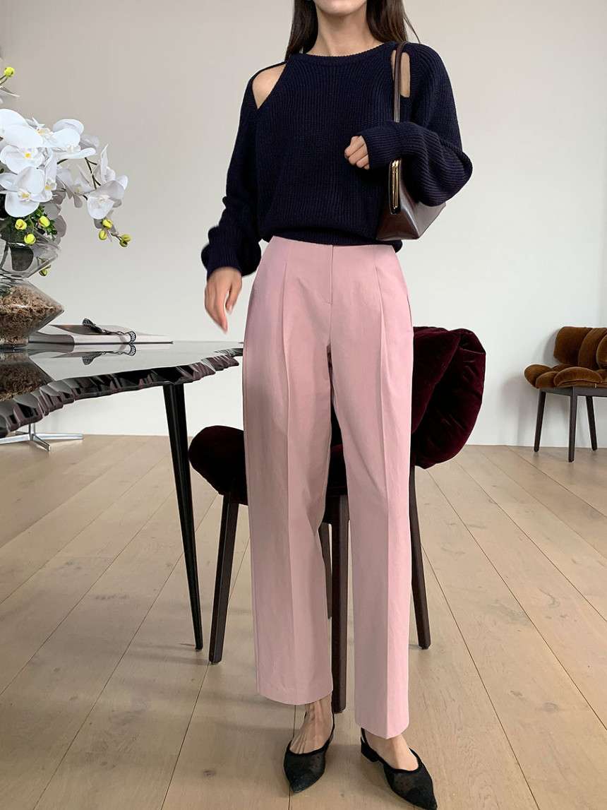 ピンクコーデ ワイドシルエットのきれいめテーパードピンクパンツ