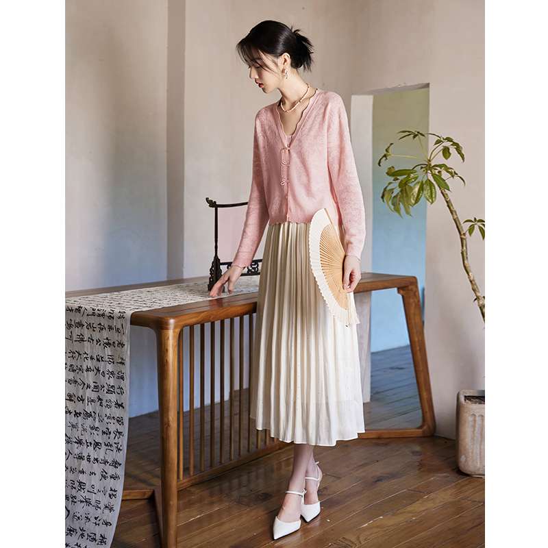 ピンクコーデ うっとり柔らか素材の薄手カーディガン