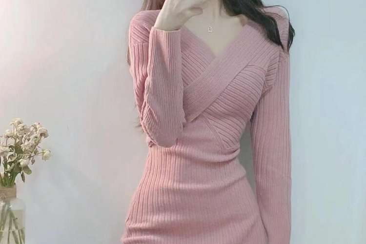 ピンクコーデ リブニット 長袖 華やか 女性らしい Vネック スタイルアップ シンプル タイト ピンクワンピース ピンクコーデ