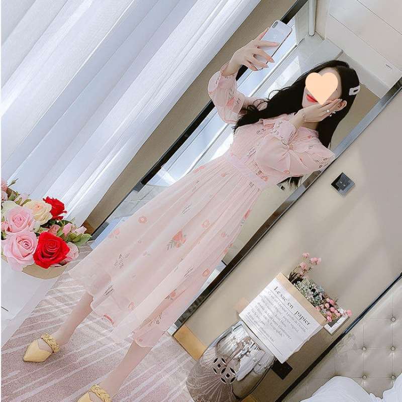ピンクコーデ 花柄シフォンのピンクワンピース フリル付き