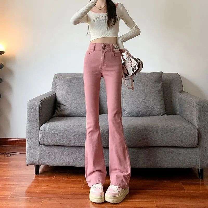 ピンクコーデ ハイウエストフレア ピンクパンツ 脚長効果 カジュアル きれいめ レッドピンク 上品 着回し力◎