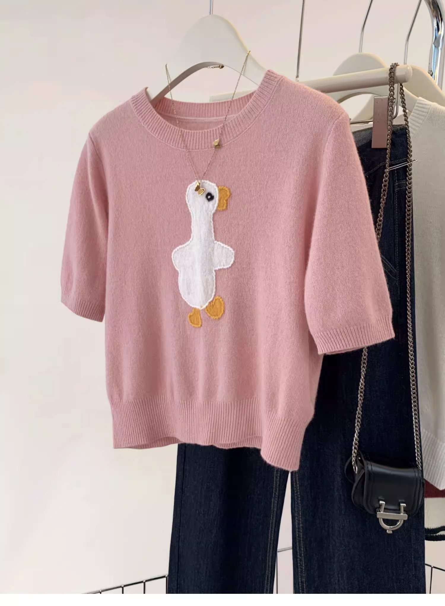 ピンクコーデ アヒル刺繍入りニットトップス