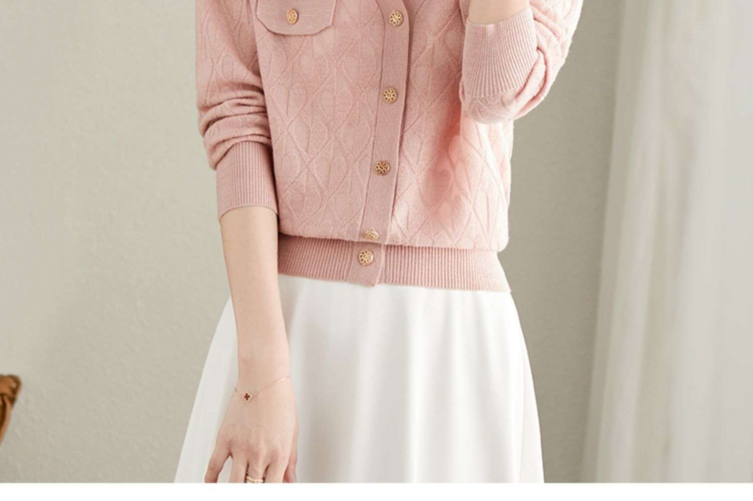 ピンクコーデ 軽やかダイヤ柄フロントボタンカーディガン