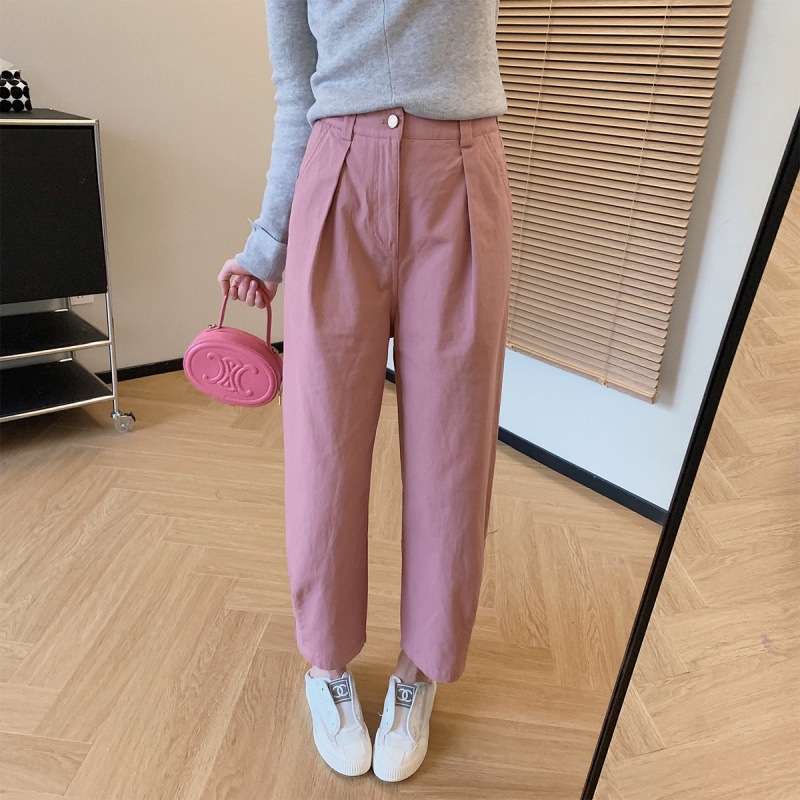 ピンクコーデ ゆったりシルエットのハイウエストピンクパンツ