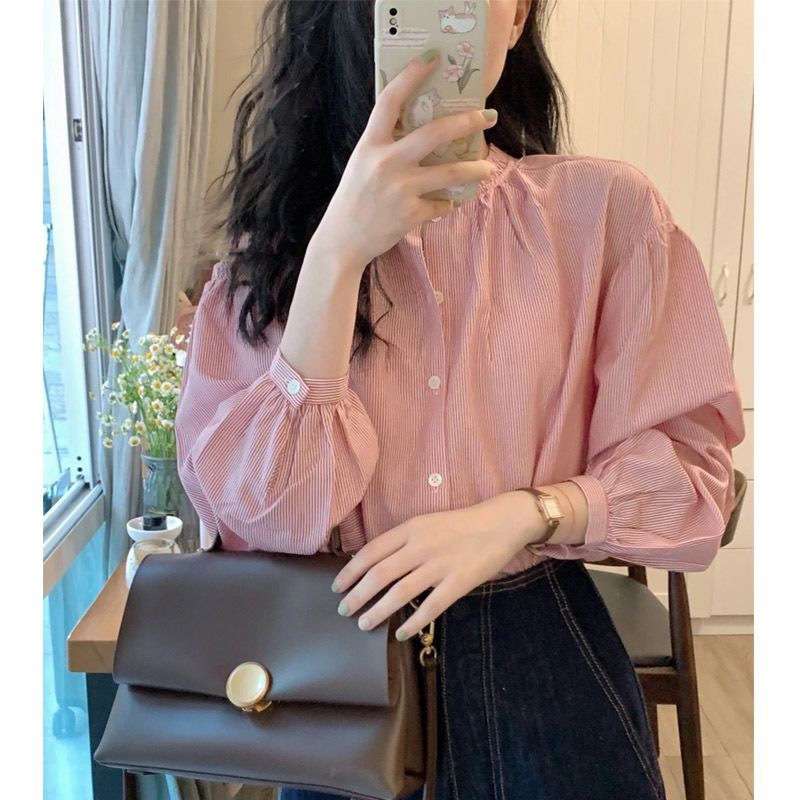 ピンクコーデ ふんわり袖 ストライプ フェミニン 女性 レディース ゆったり リラックス デニムコーデ ピンクシャツ ピンクコーデ