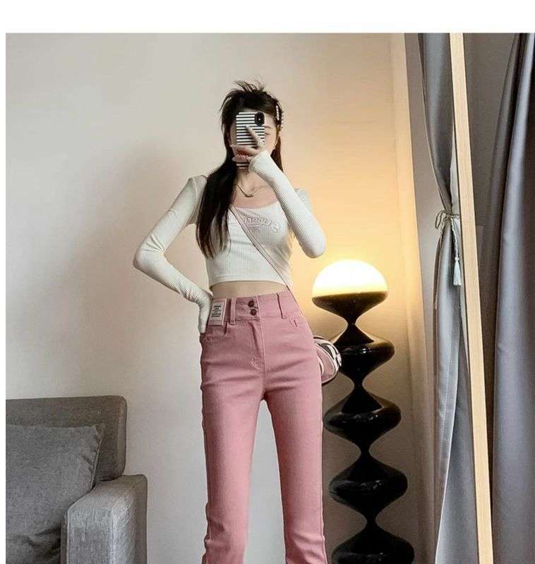 ピンクコーデ ハイウエストフレア ピンクパンツ 脚長効果 カジュアル きれいめ レッドピンク 上品 着回し力◎